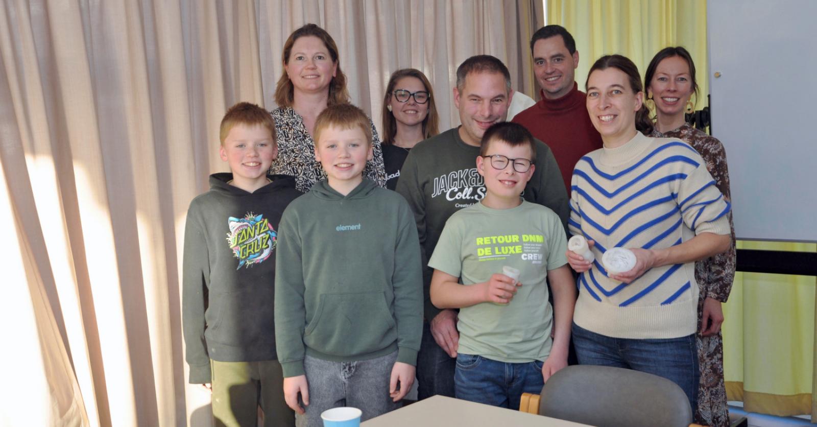 Kinderen gieten kaarsen voor Wereldlichtjesdag: intiem moment van troost en verbondenheid