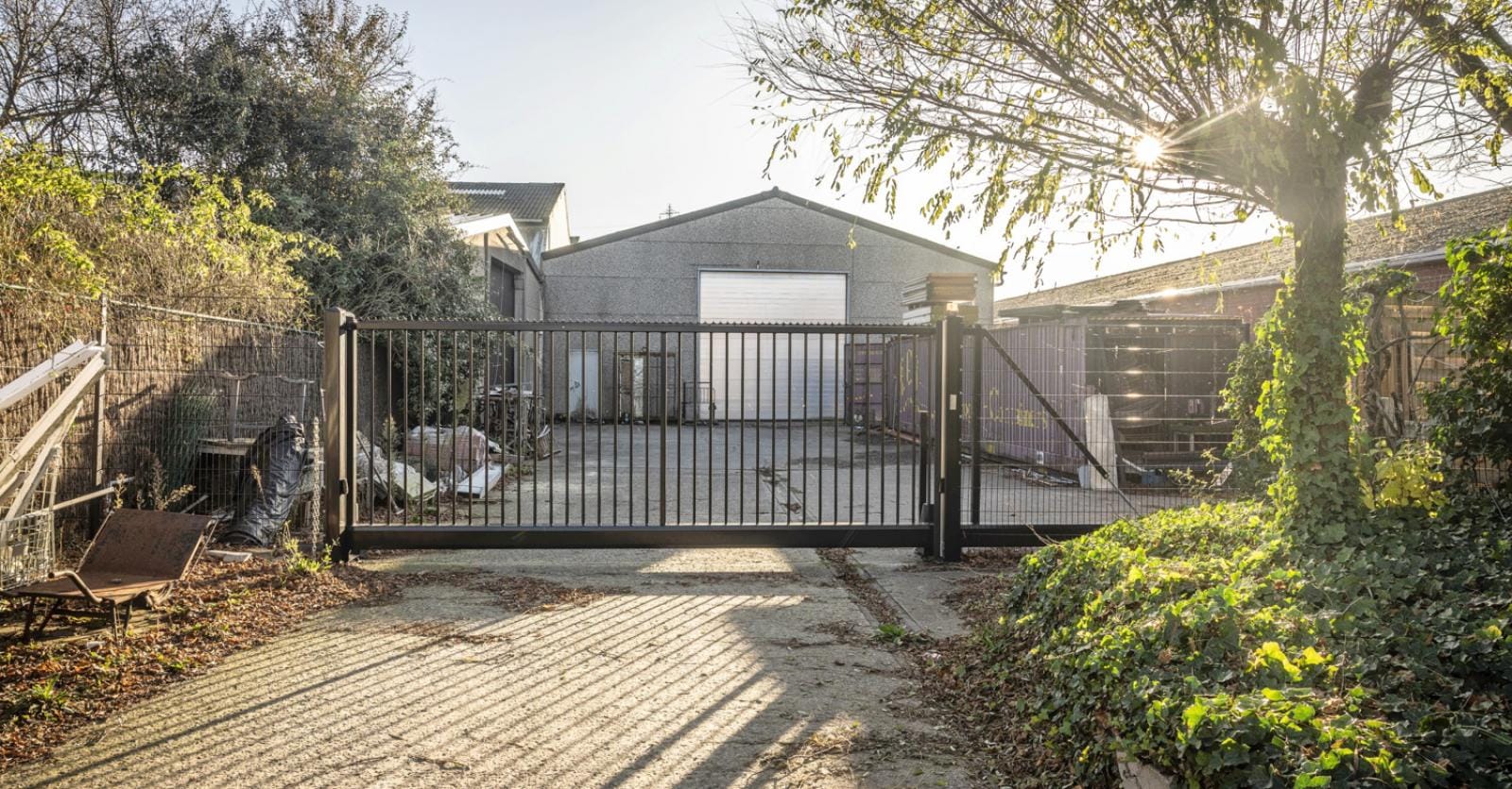 Douane rolde illegale namaaksigarettenfabriek op: “Inval was hét gespreksonderwerp op Winkel Koerse”