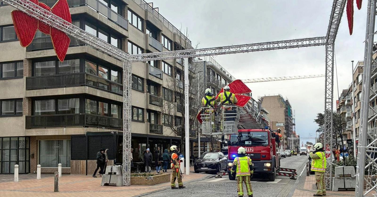 Brandweer krijgt handvol oproepen voor stormschade aan kust: kerstversiering komt los in Nieuwpoort