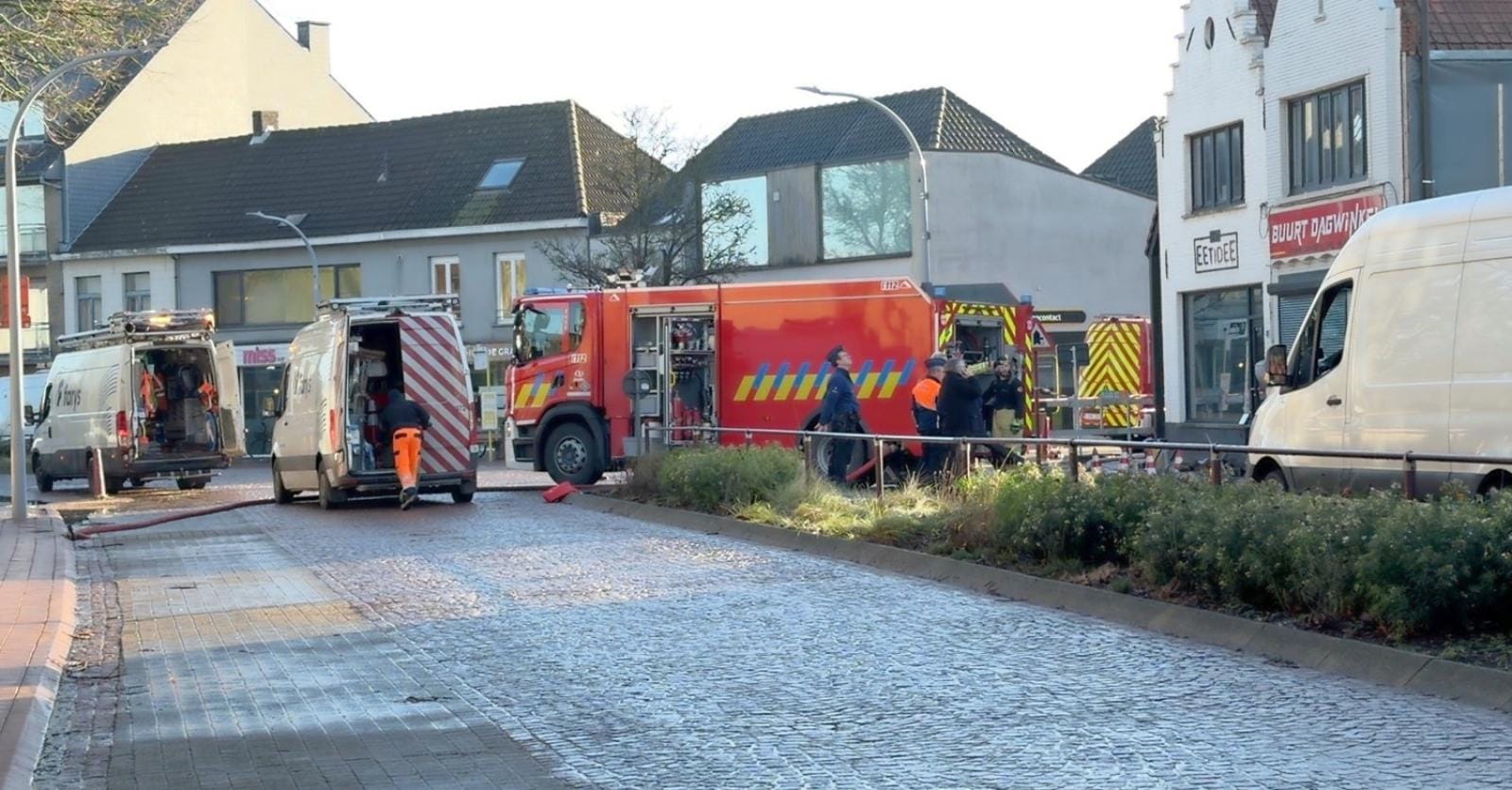 Waterlek op werf in Sint-Kruis zet inwoners even zonder water, Moerkerkse Steenweg deels afgesloten
