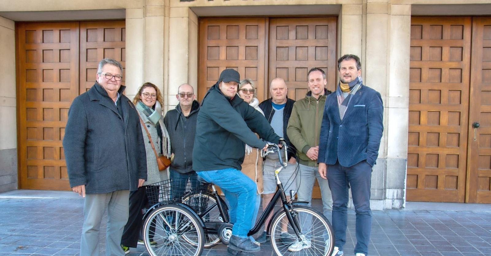 Stad doet vzw Oranje driewieler cadeau: “De gebruikers zetten zich dagelijks in voor een nette omgev