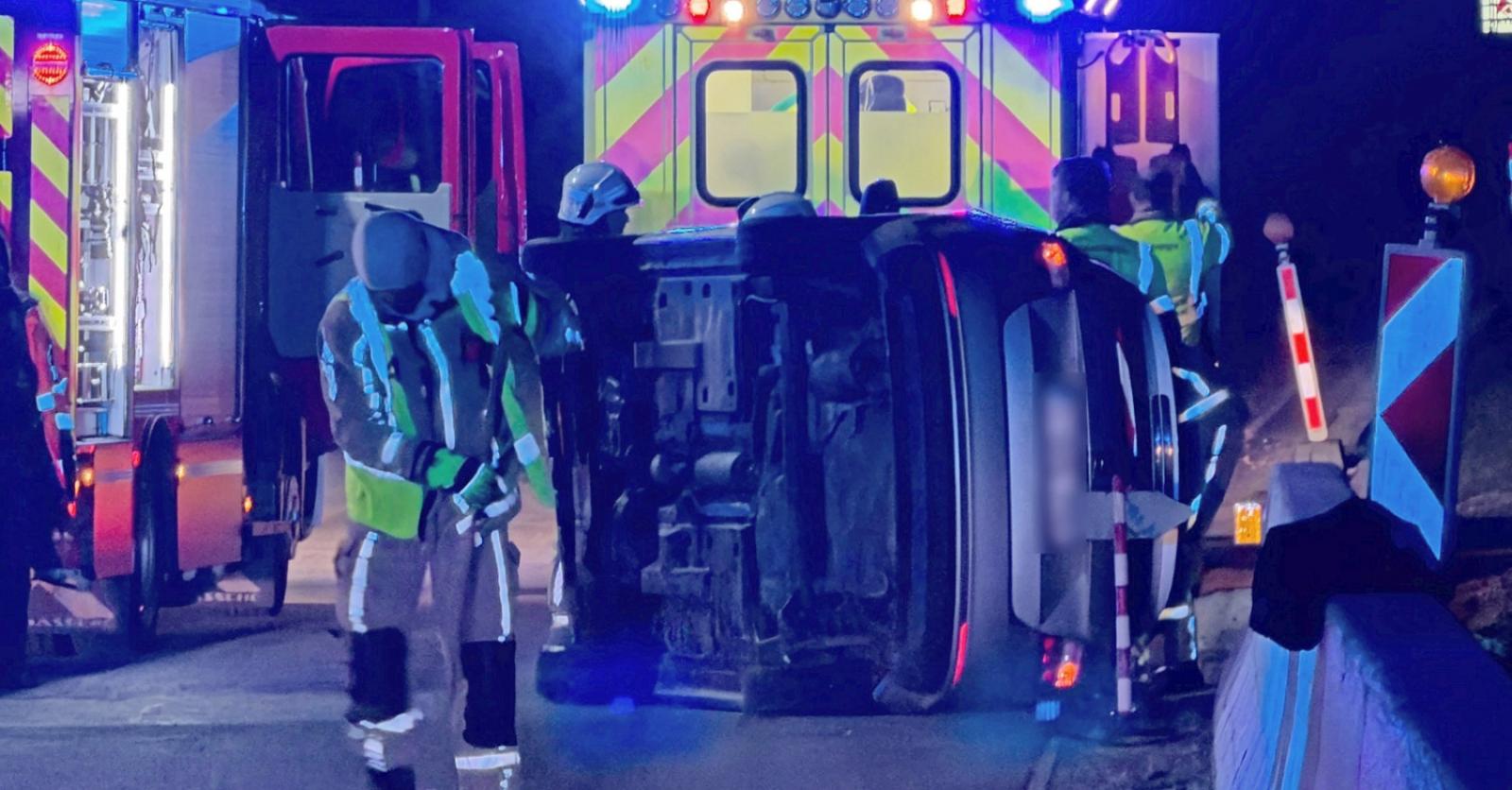 Wagen belandt op zijn zij tegen vangrail in Middelburg: brandweer moet geknelde bestuurder bevrijden