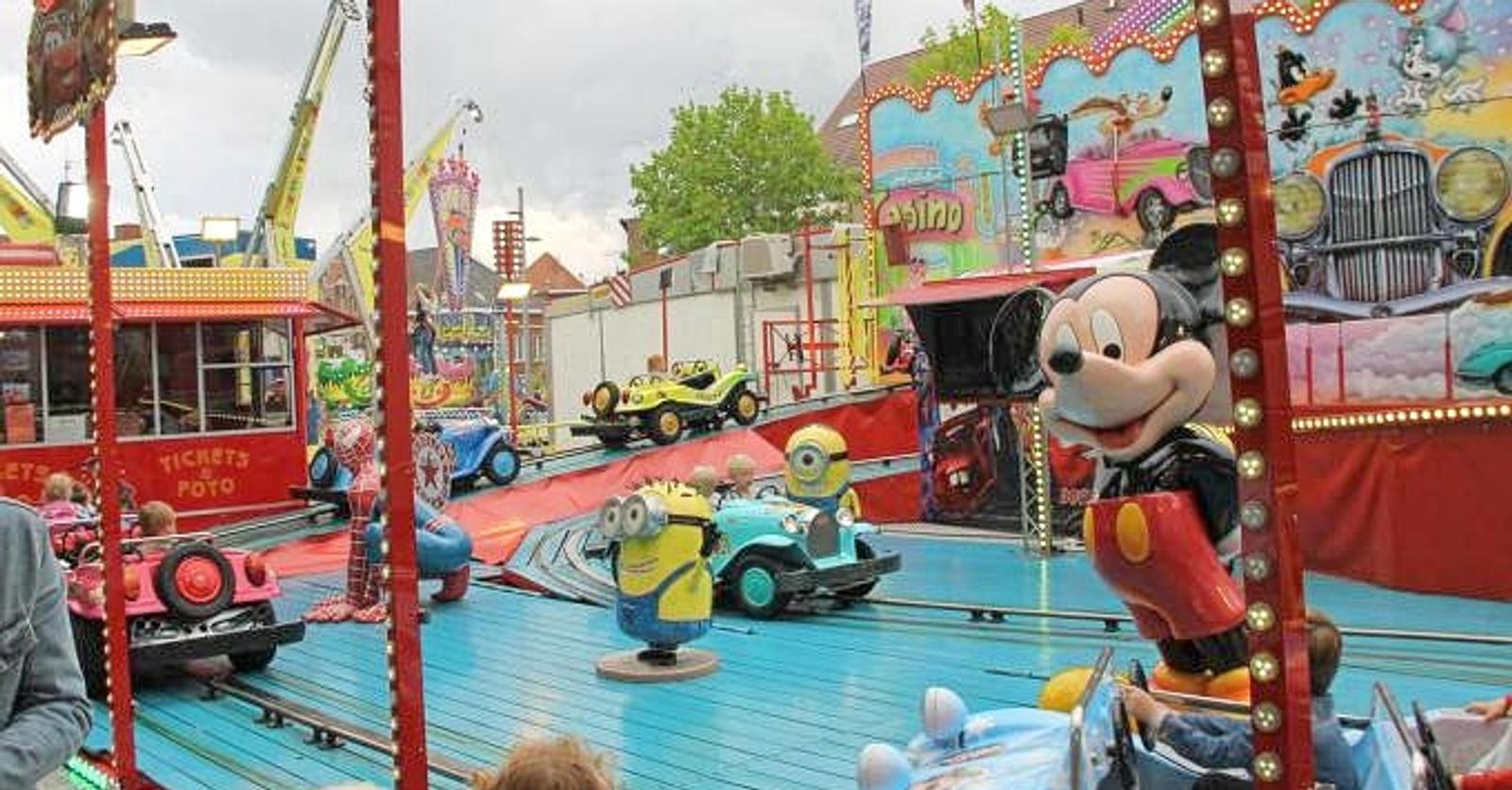 Carnavalskermis in Olsene op het Willem Van Olseneplein - KW.be
