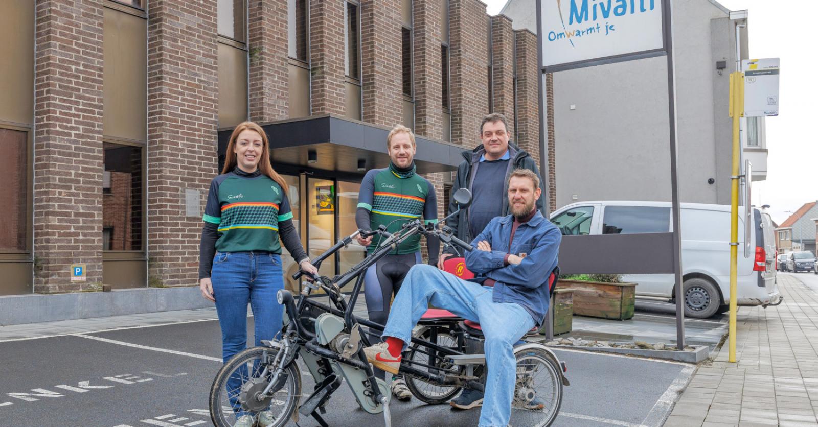 Fietsende reporter Wouter Deboot heeft eigen collectie wielerkledij: “Tien procent van elke aankoop 