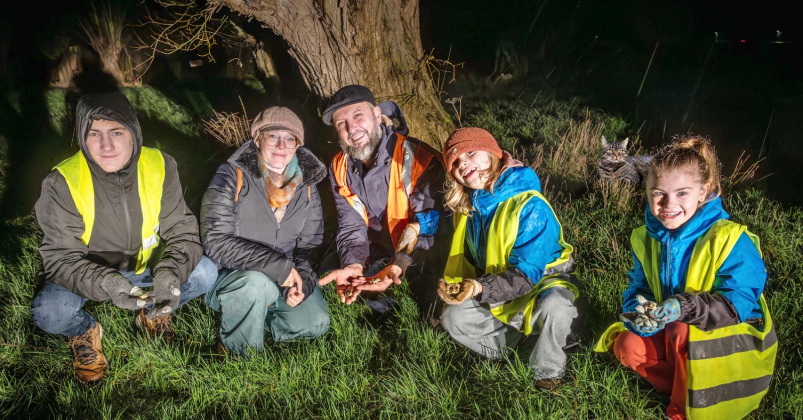 Vrijwilligers zetten zich in voor actie ‘Kijk Puit’: “Amfibieën veilig de straat over helpen”