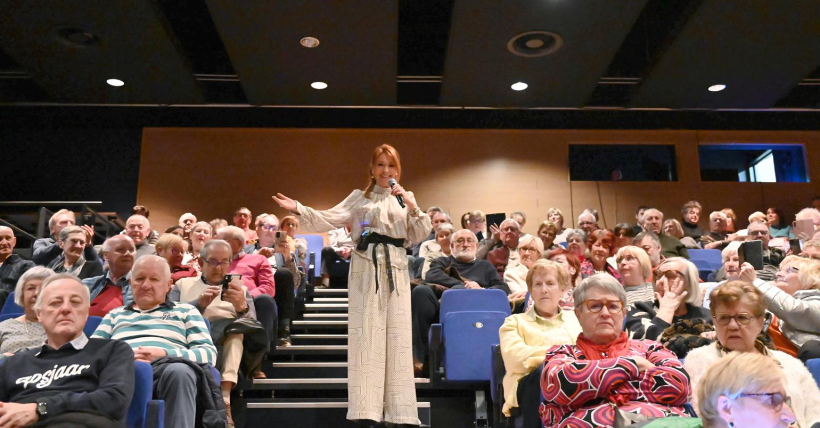 IN BEELD – Lentebijeenkomst senioren, centrum Ysara in Nieuwpoort, met optredens van Lisa del Bo, Th