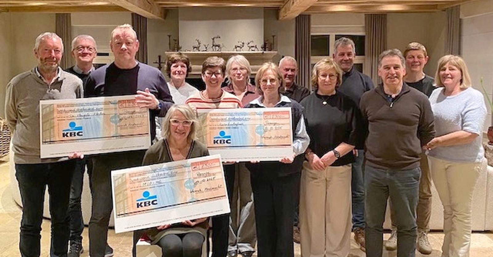 Drie goede doelen krijgen elk een cheque van 2.300 euro (Krant van West ...