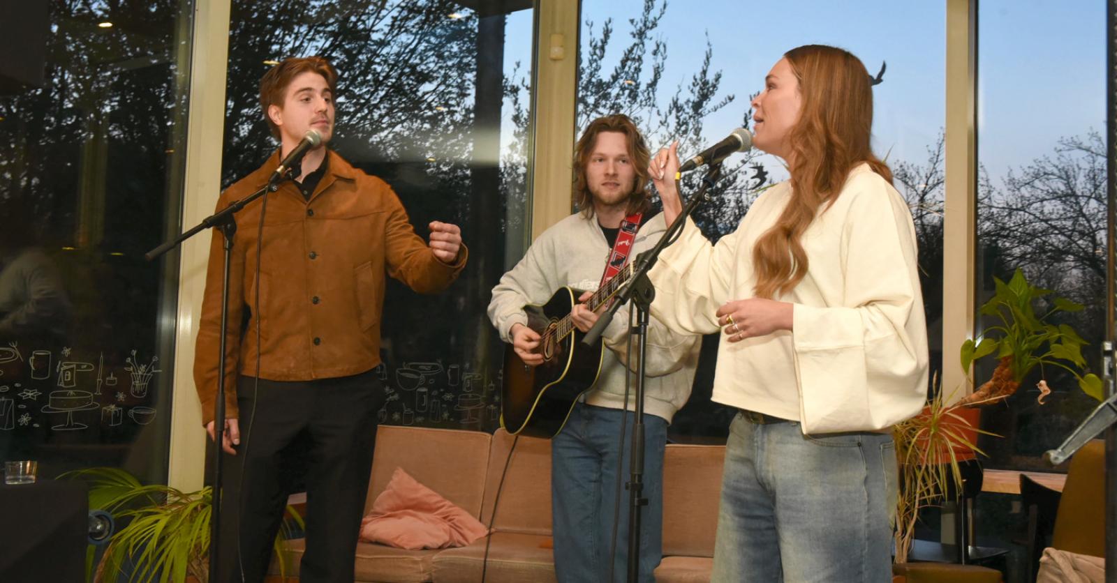 IN BEELD – Mini-concert van Maksim en Babet in Bar Stark in Deurne: Vier live-songs, zo mooi, zo pra