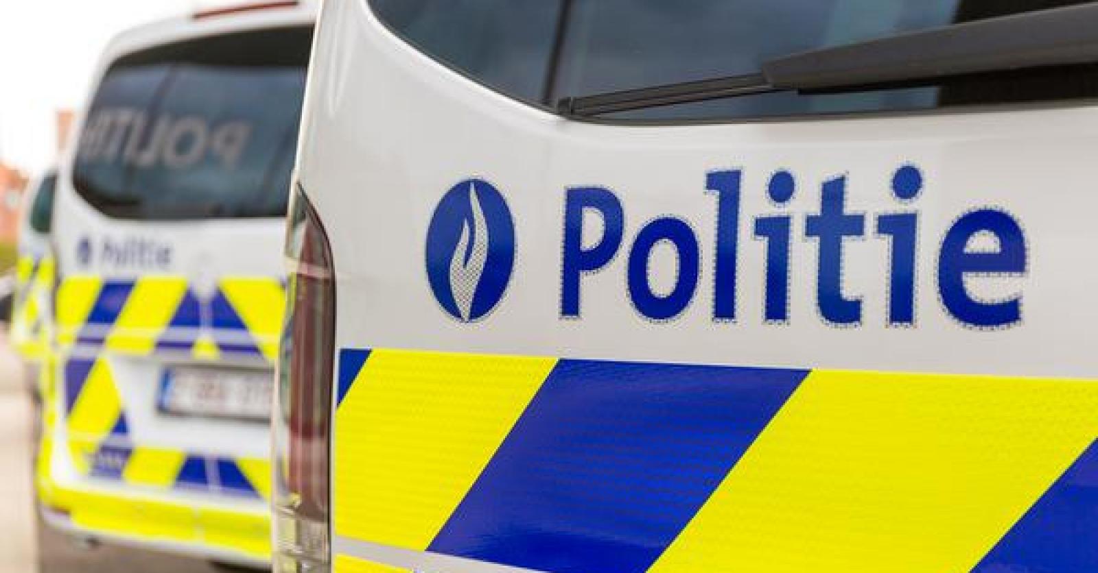 Vrachtwagen hapert met lading autowrakken aan snelwegbrug op E403 in Moorsele