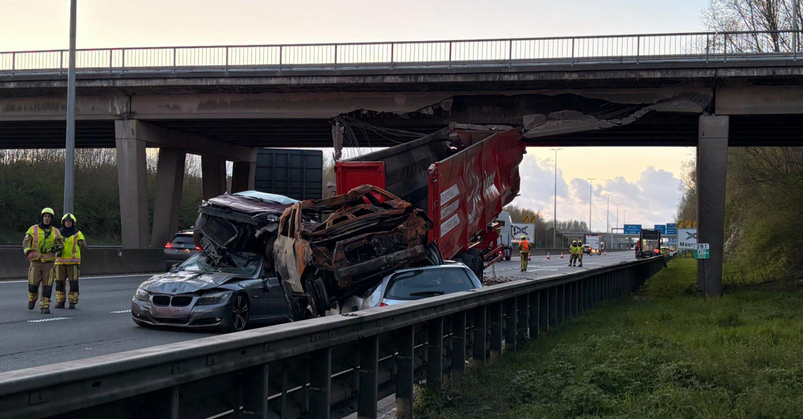 E403 in Moorsele weer open nadat vrachtwagen hapert met lading autowrakken aan snelwegbrug