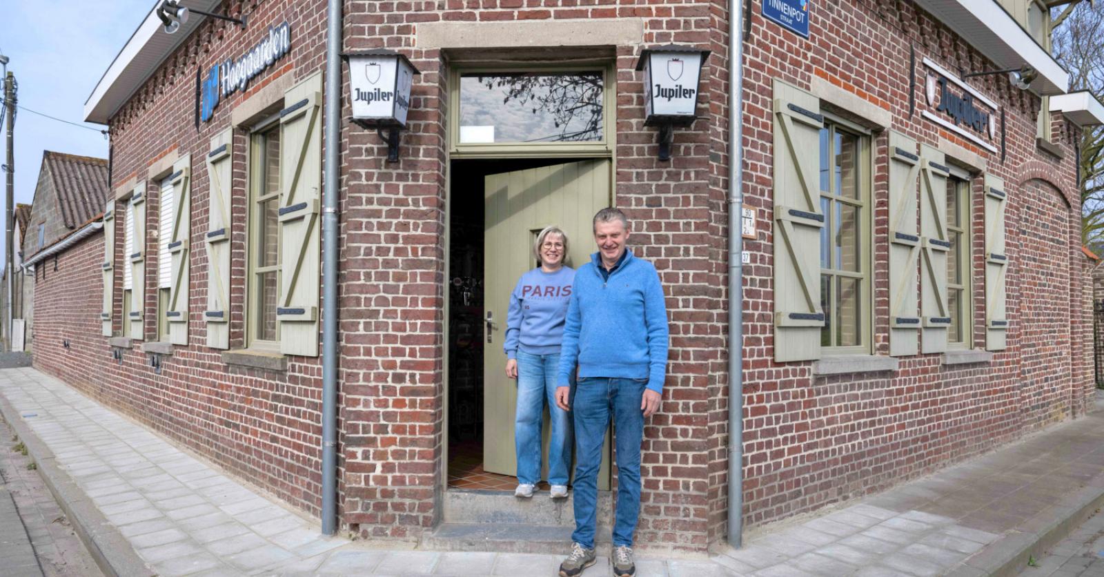 Café De Wagenmakerie zopas heropend en meteen vol huis in de iconische herberg tussen de Emelgemse v