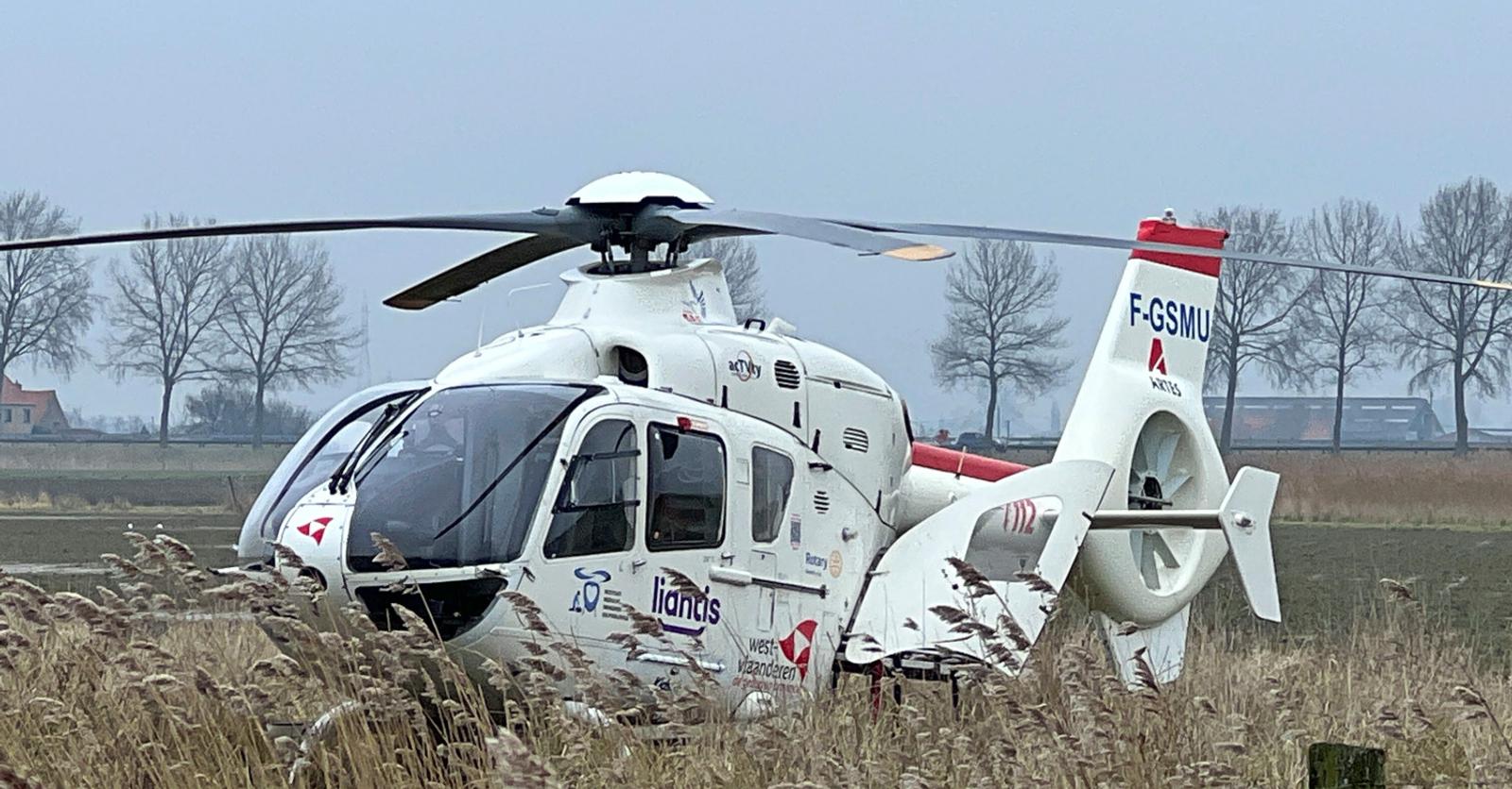 Jongen (18) zwaargewond met MUG-heli weggebracht nadat hij aan fiets van broer (17) hapert