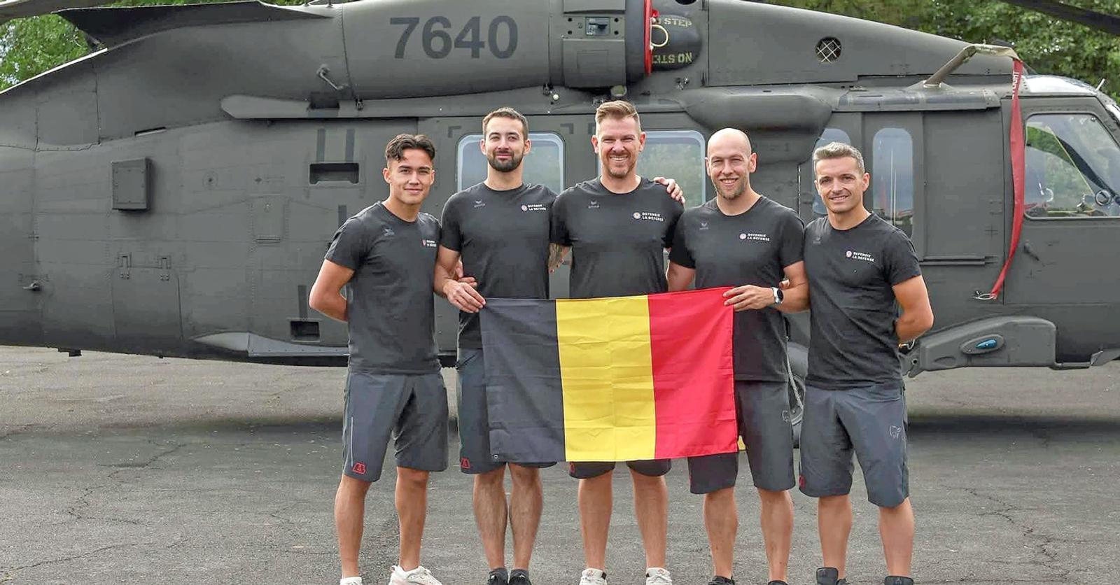 Jeroen en Ray veroveren met HayaBusa militaire wereldtitel skydiven: “Slechts één punt verschil met 