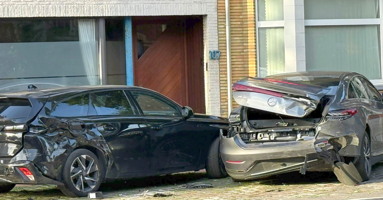 Man verliest controle over stuur en ramt twee geparkeerde voertuigen: “Hij bleek onder invloed van a