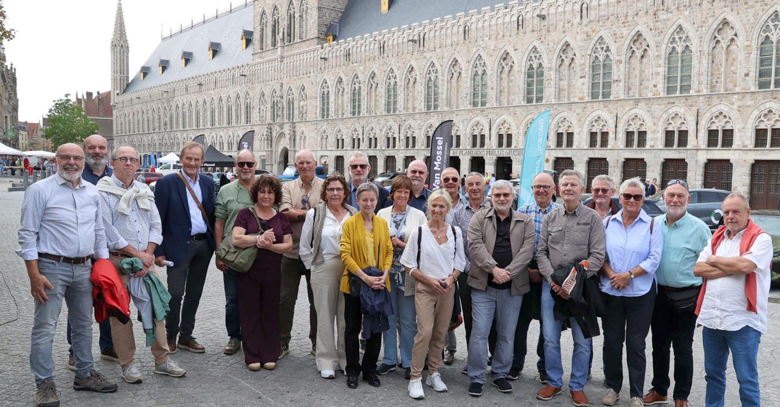Oud-leerlingen van Koninklijk Atheneum Soest komen 50 jaar nadat ze afstudeerden samen in Ieper