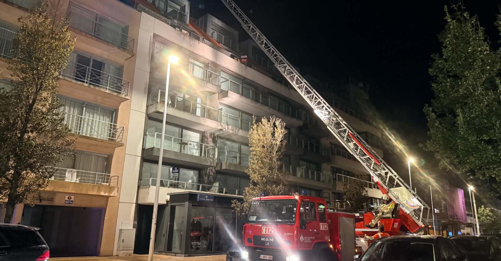 Brandweer Nieuwpoort rukt uit nadat felle regenbuien voor waterschade in twee flats zorgen
