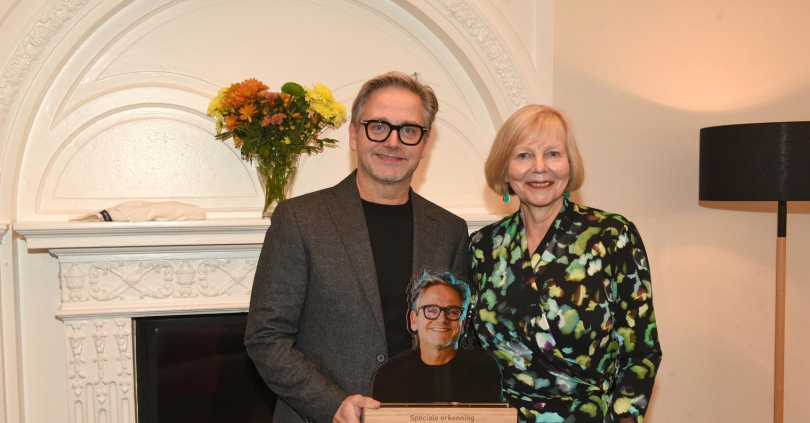 Nederlandse zanger krijgt speciale erkenning voor ’30 jaar Guus Meeuwis’ van Consul-Generaal in Antw