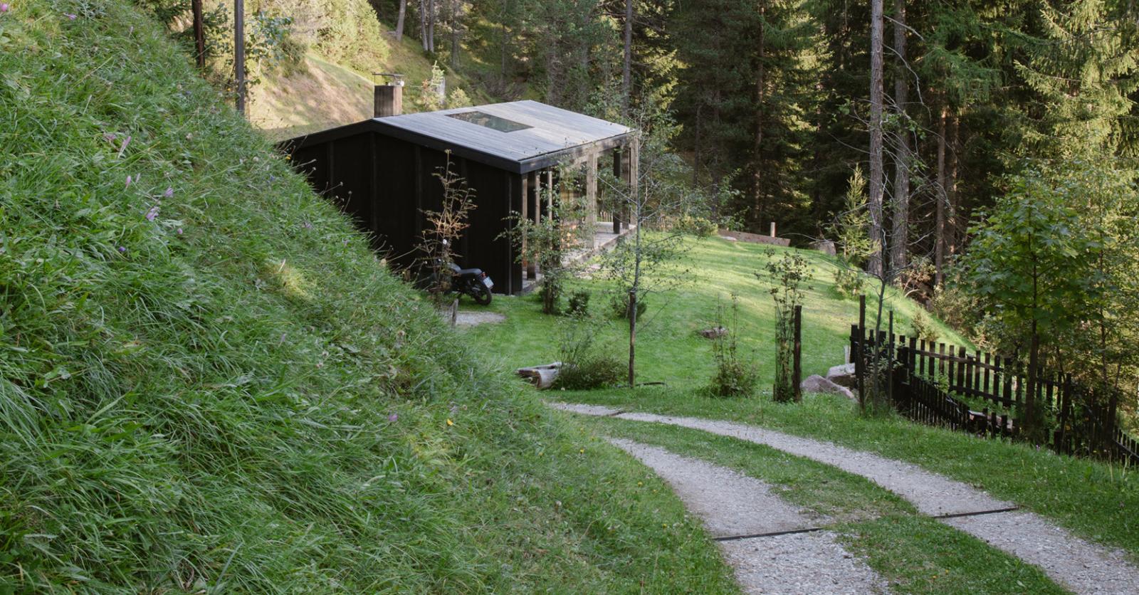 Tiny in de bergen: dit gezin woont in een tiny house tussen de alpenweides