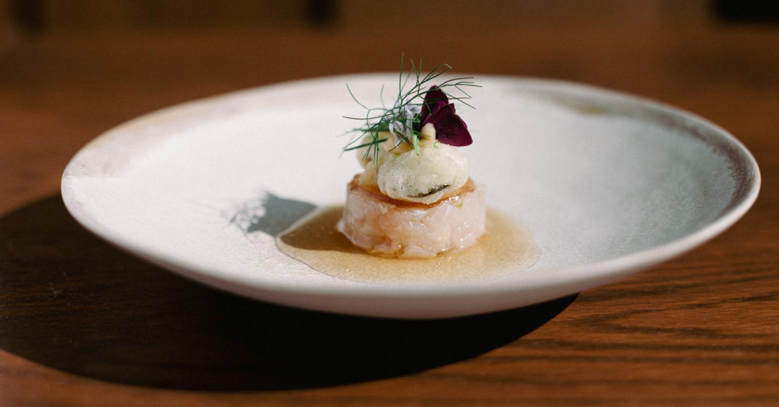 Hamachi met tempura van oester en misovinaigrette en crème