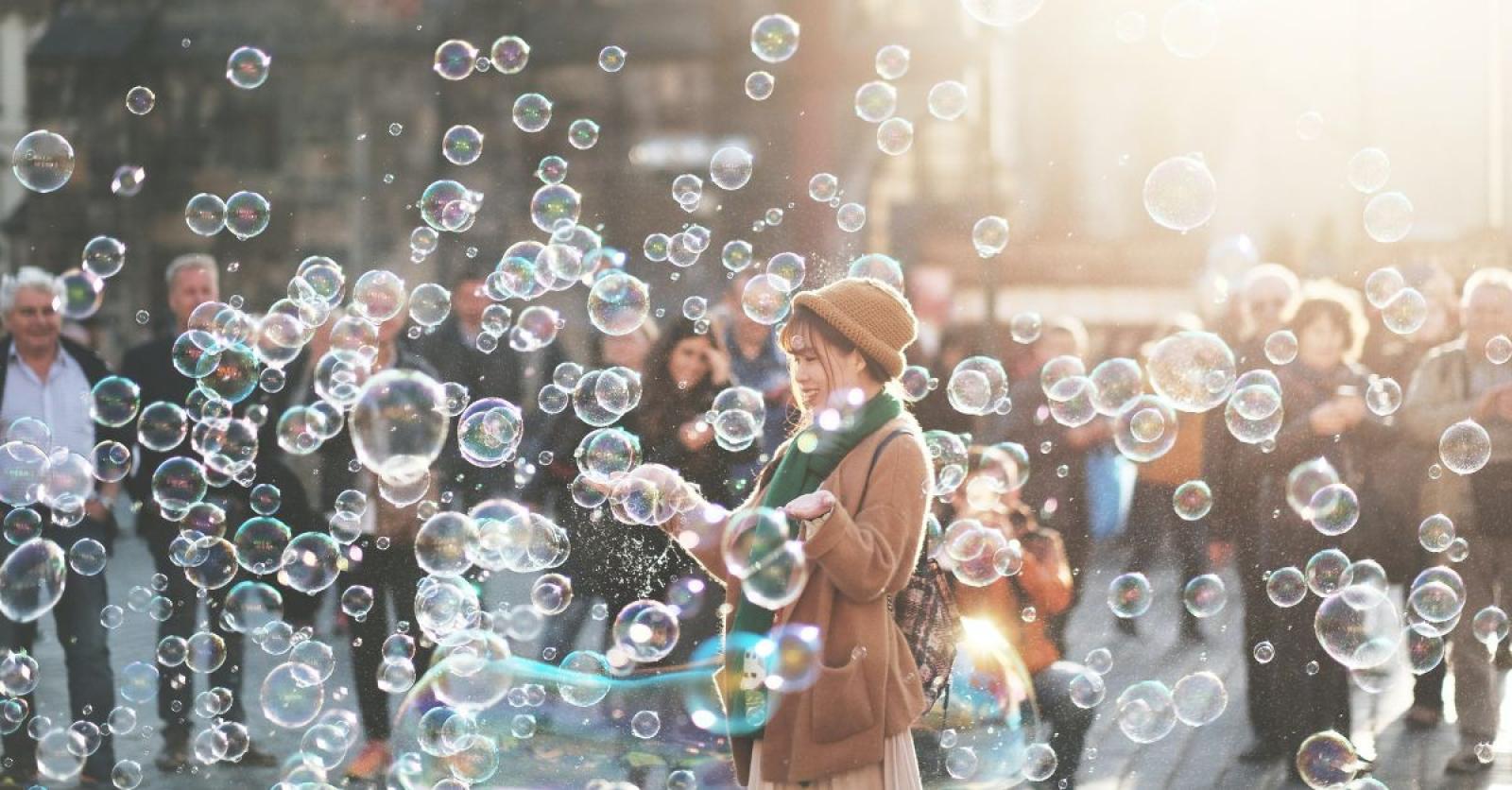 COOL ga à la Emily in Paris naar de Bubble World Experience afbeelding foto