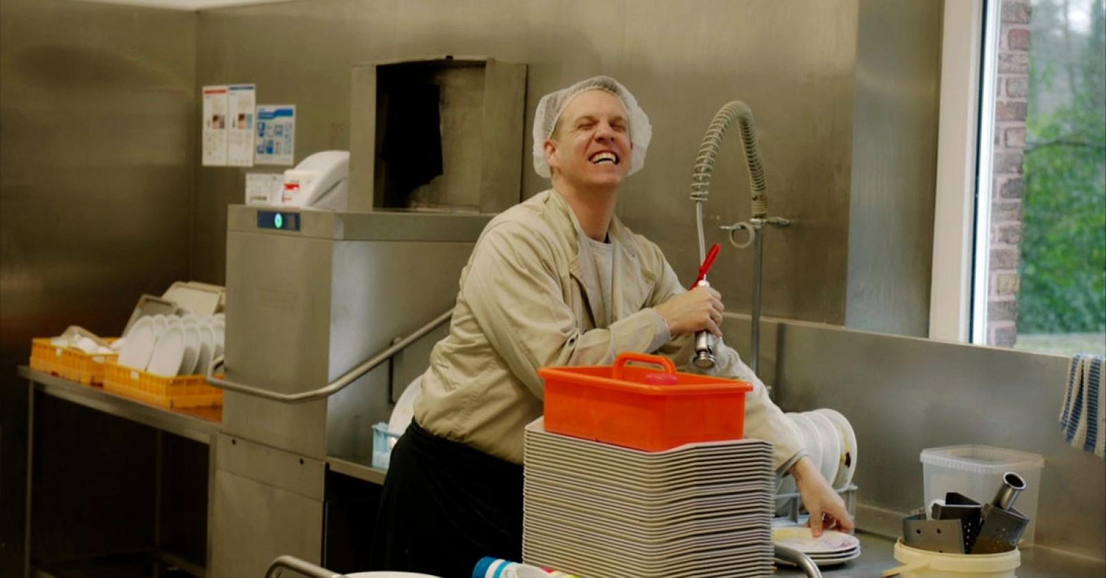 PREVIEW: Jani smakt de grond op door het kattenkwaad van James in ‘Jani & James doen-het-zelf’