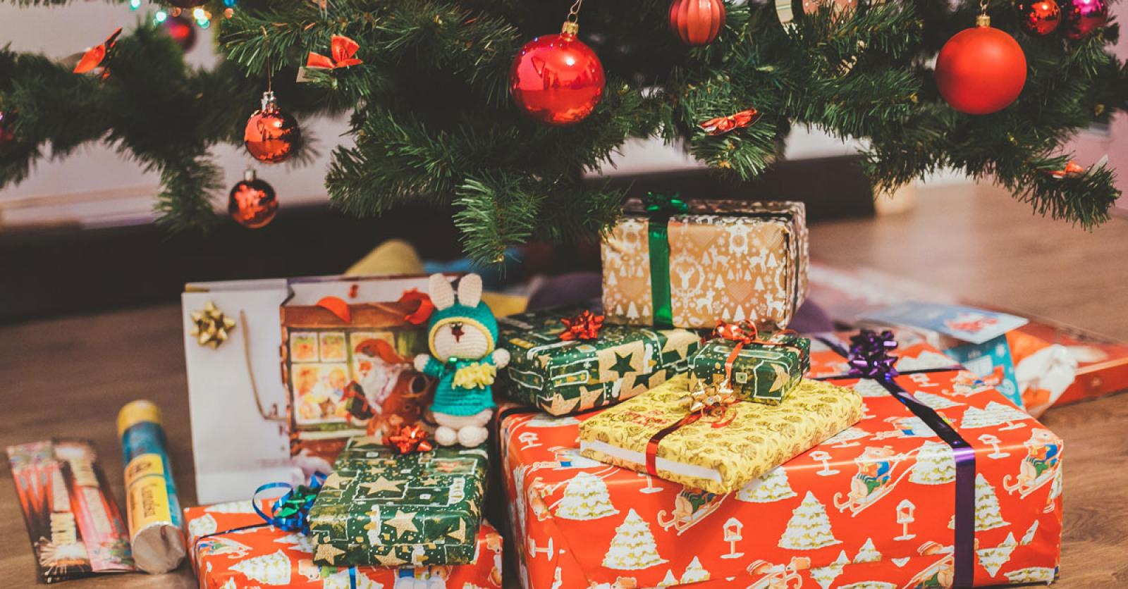 6 tips om geld te besparen bij het kopen van kerstcadeaus foto foto