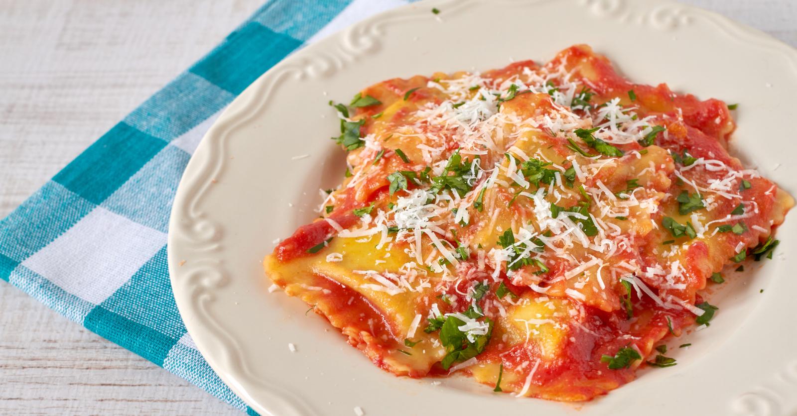 Ravioli met ricotta en ragù