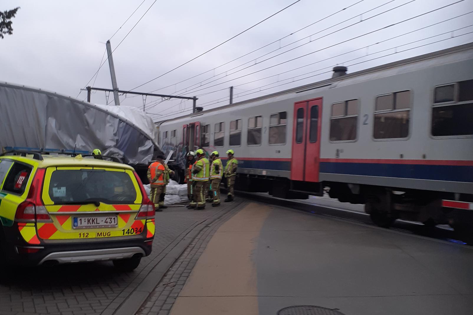 Ongeval Trein En Vrachtwagen Deerlijk: Opnieuw Treinverkeer Mogelijk ...