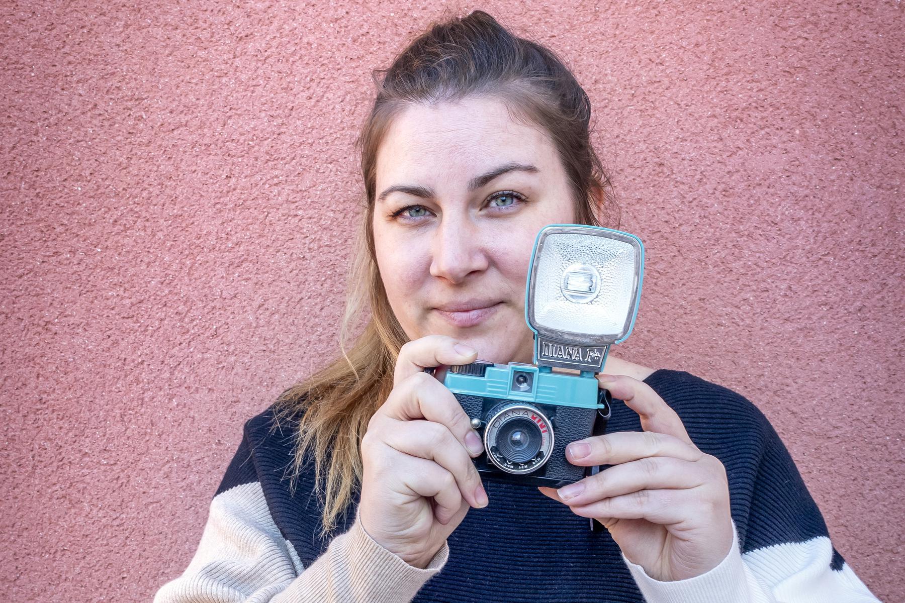 Vaidi, 34 anni, riunisce le colleghe con endometriosi e regala loro una sessione fotografica gratuita: “I tabù vanno sradicati”