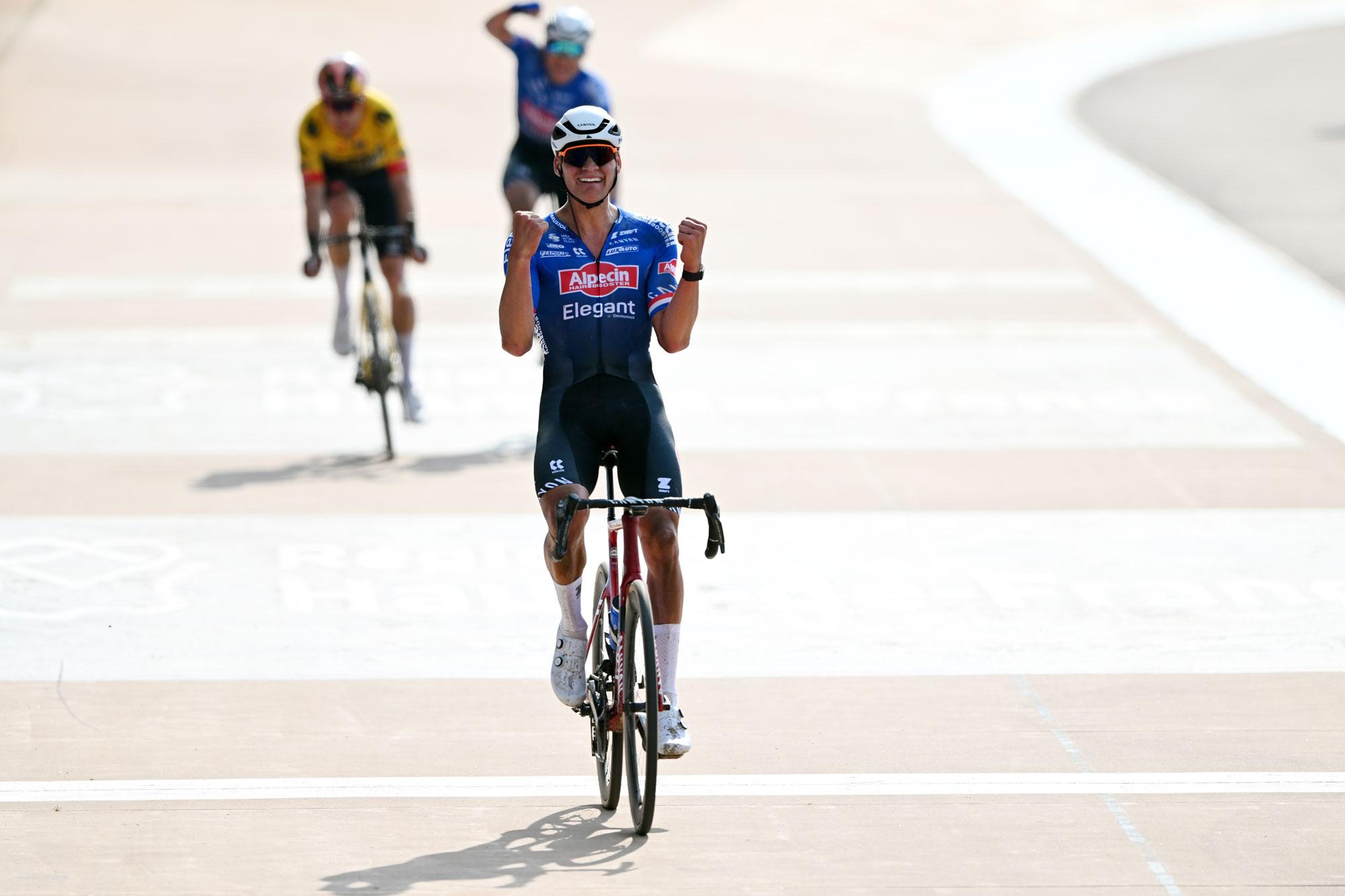 Mathieu Van Der Poel Rijdt Solo Naar De Zege In Parijs Roubaix Na Pech Voor Wout Van Aert