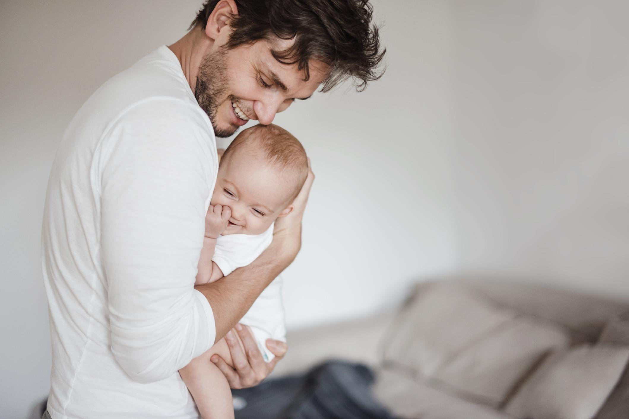 Non Un Bebe Ne Fait Pas Que Manger Et Dormir Le Texte Sur L Importance Du Conge Paternite