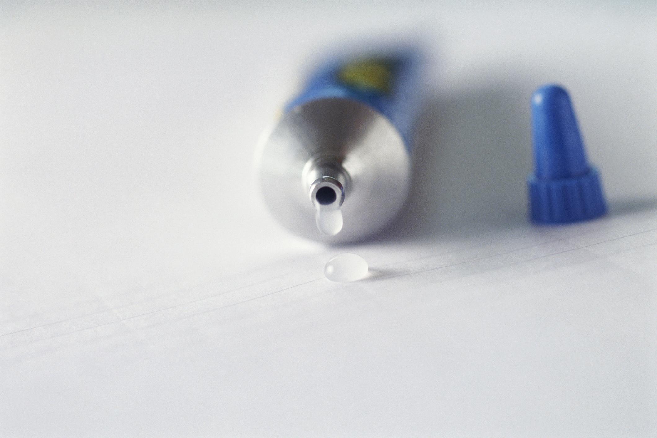 hoe haal je lijm uit je kleding