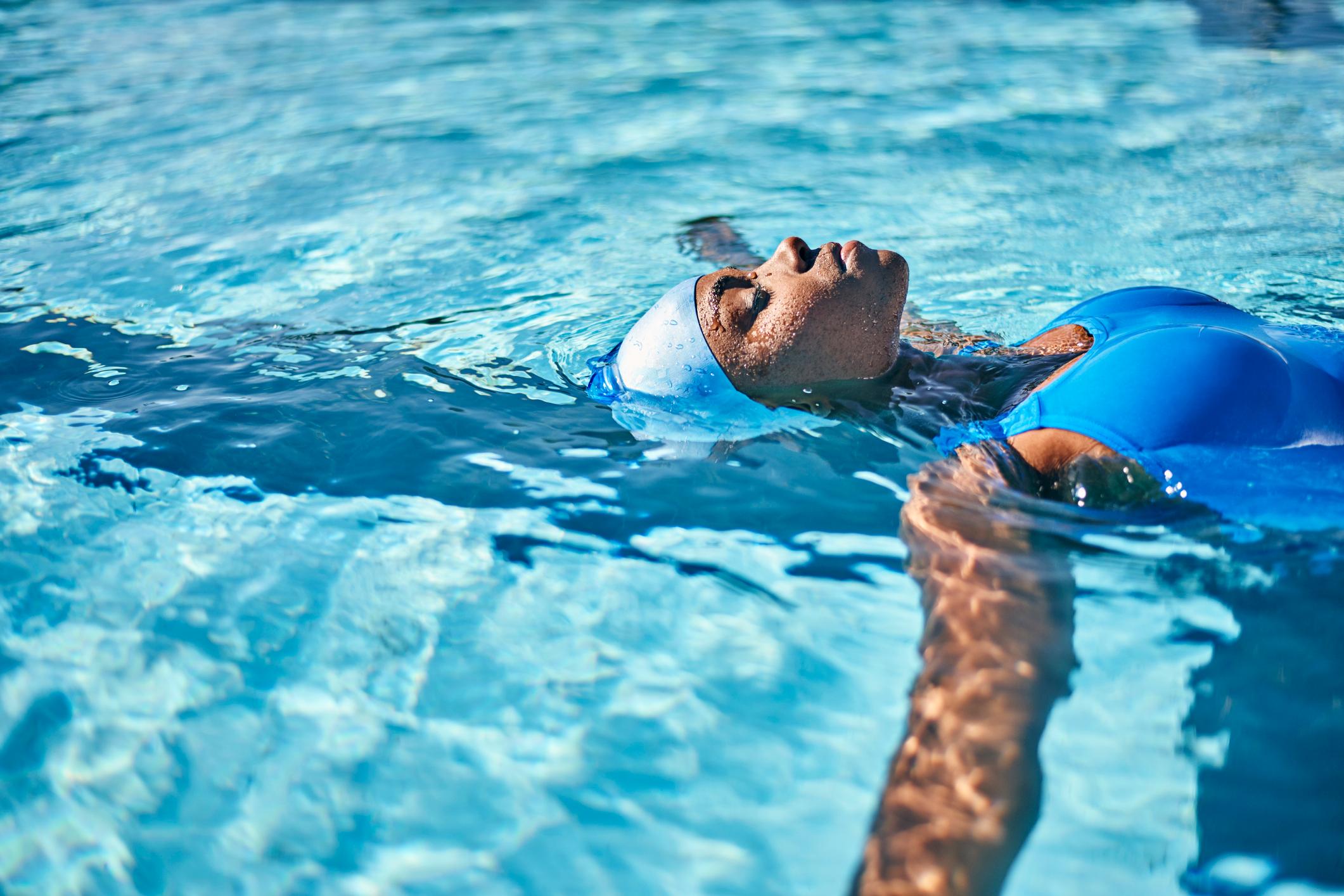 work-out-in-het-water-7-oefeningen-voor-in-het-zwembad-libelle