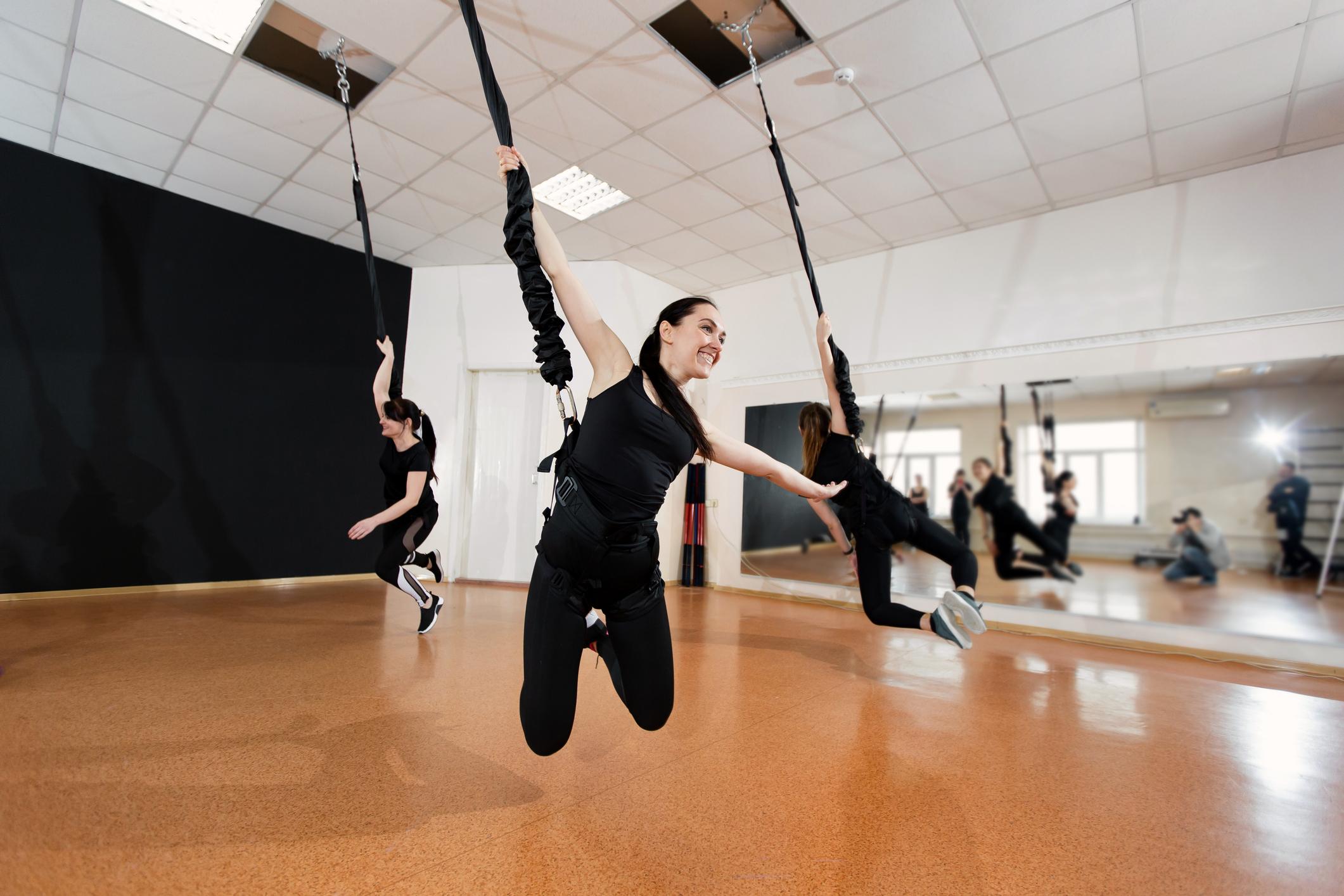 Photos. Fly Work : ils pratiquent la danse suspendus à un élastique pour  avoir l'impression de voler