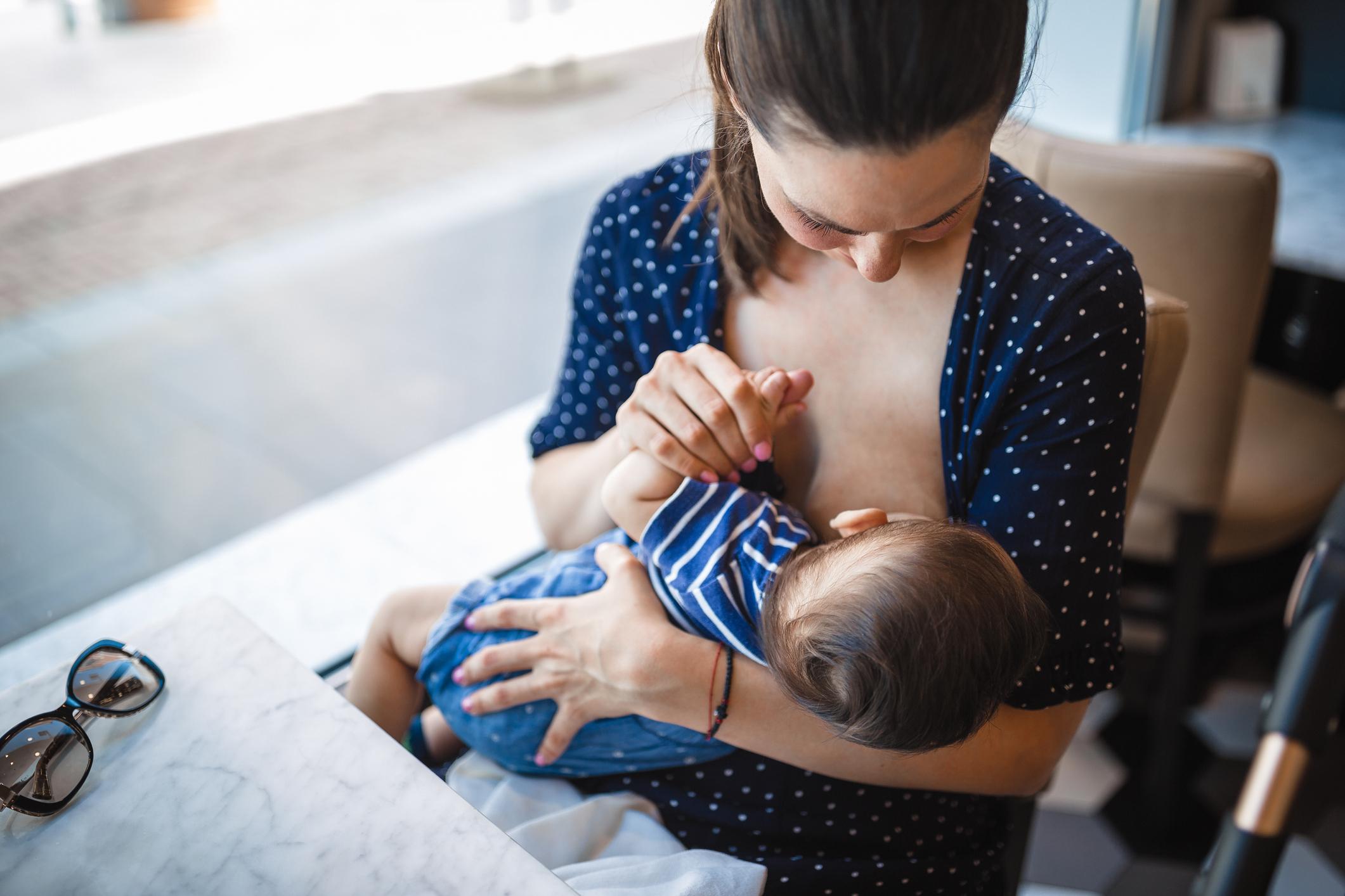 Видео кормление. Американка Breastfeeding. Девушка кормит ребенка грудью. Кормление грудью Эстетика. Жена кормит грудью.