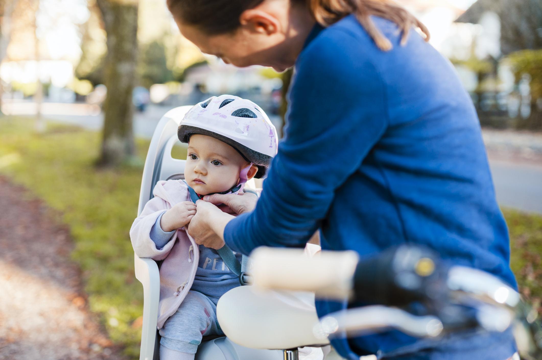 Derde Raad Eerbetoon Baby's eerste fietshelm: hierop moet je letten - Libelle Mama