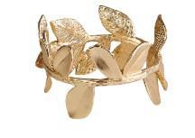 Stoffen servetten maken een comeback, zo ook luxueuze servetringen… Goudkleurige servetring ‘Leafs’ - € 3,50 per stuk - CASA.