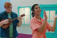 Sarah zingt