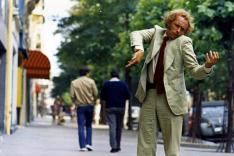 Le grand blond avec une chaussure noire