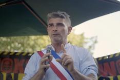 Le maire contre la multinationale