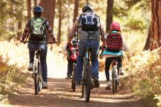 A vélo, en roulotte ou en péniche : le défi des vacances itinérantes en famille