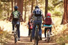 A vélo, en roulotte ou en péniche : le défi des vacances itinérantes en famille
