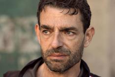 Dolorès, la malédiction du pull-over rouge