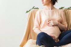 Vier Handen Op Eén Buik