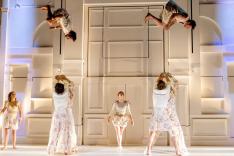 Entre chiens et louves par le Cirque Le Roux au Bon Marché Rive Gauche