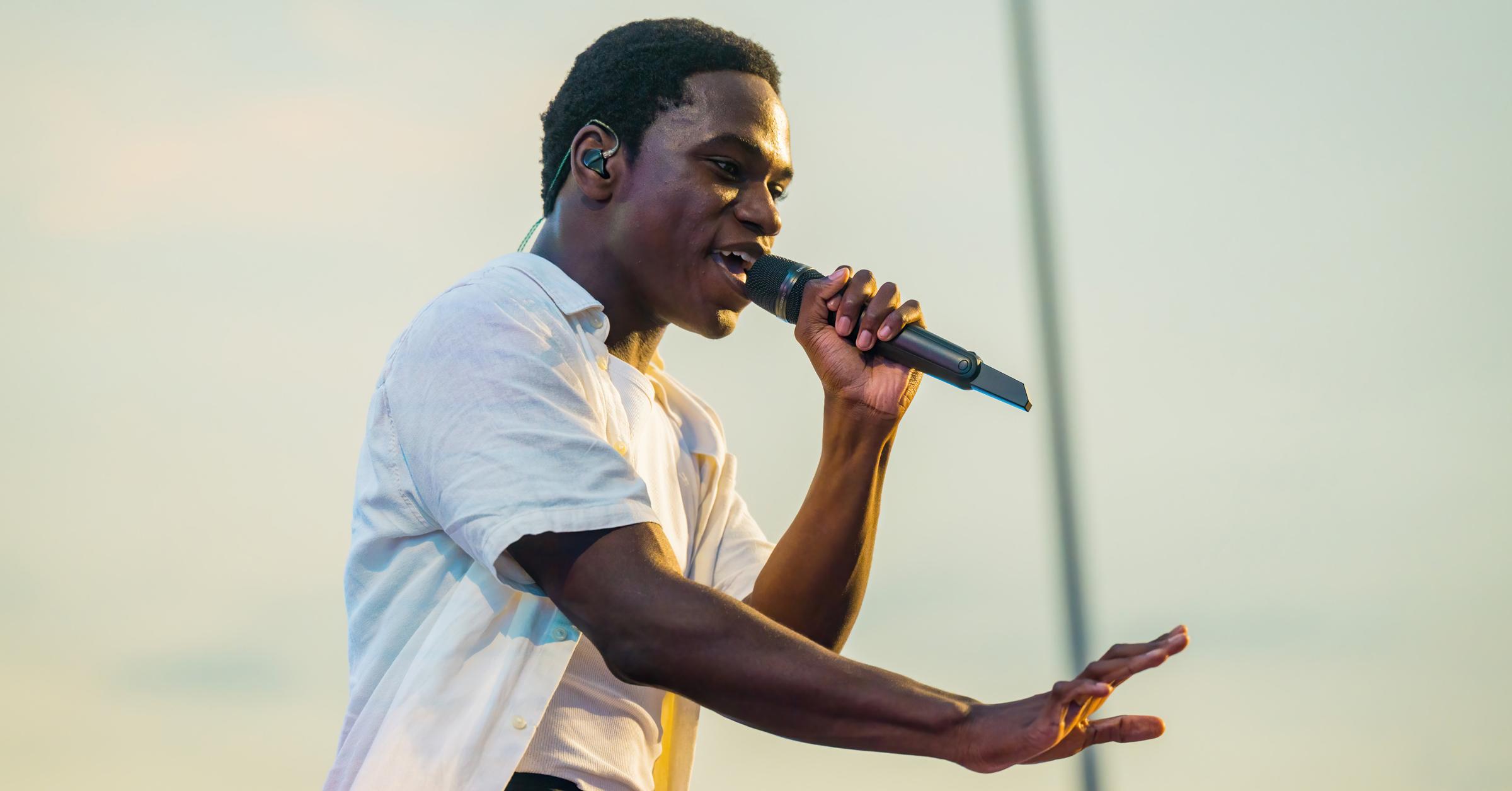 Francisco Schuster: 'Ik kreeg opmerkingen over m'n huidskleur' Francisco Schuster: 'Ik kreeg opmerkingen over m'n huidskleur'