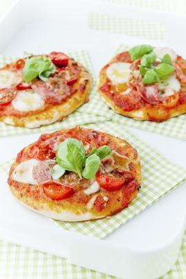 Mini-pizza, tomates cerises, jambon, mozzarella
