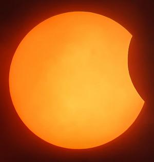 Zo zag de zonne-eclips eruit rond 11.45 uur door de telescoop.©Davy Coghe Davy Coghe