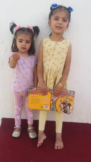 Sana en Zala op vakantie bij hun familie in Afghanistan.