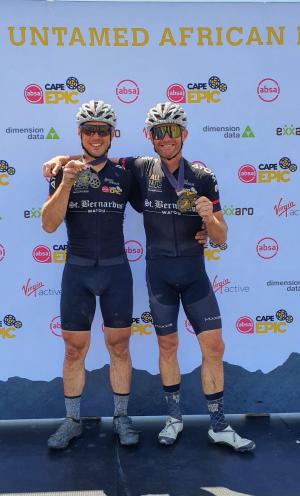 Wouter Delie (links) en Bart Seynaeve reden de Cape Epic. (gf)